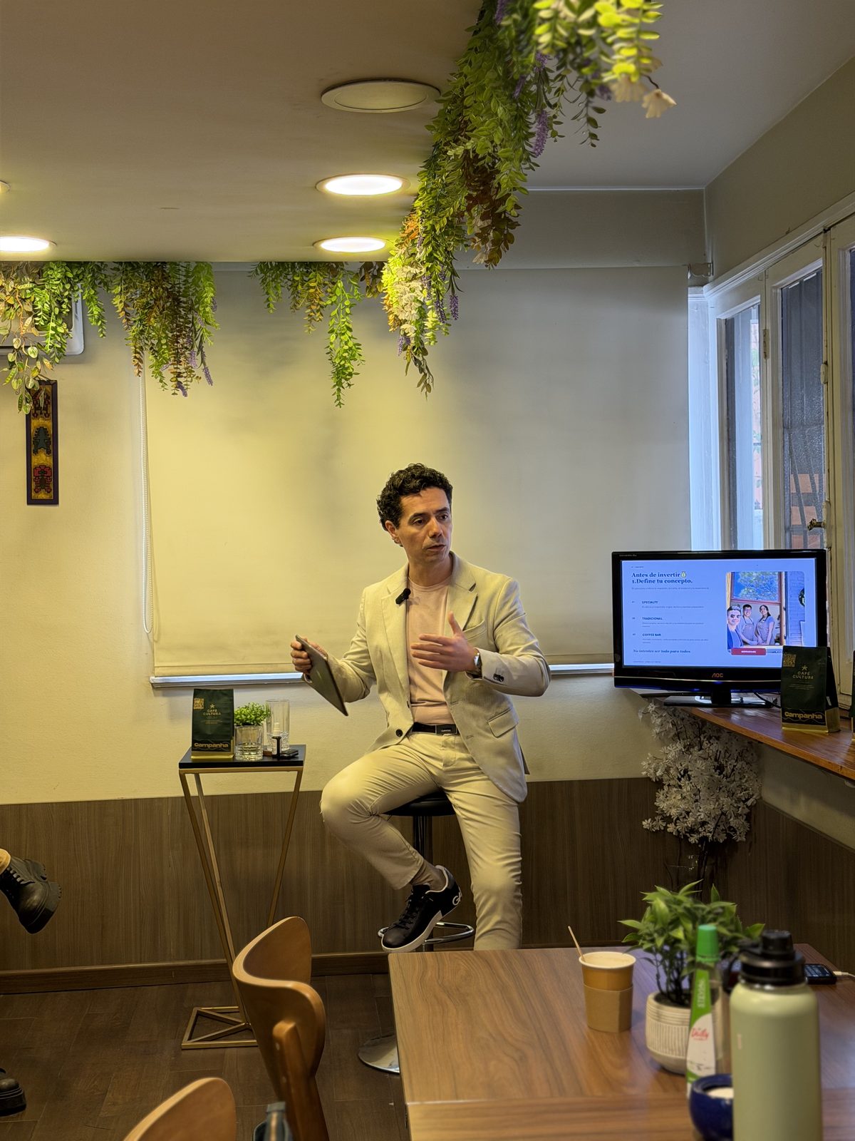 Oscar Riguer explicando conceptos de negocio de cafetería