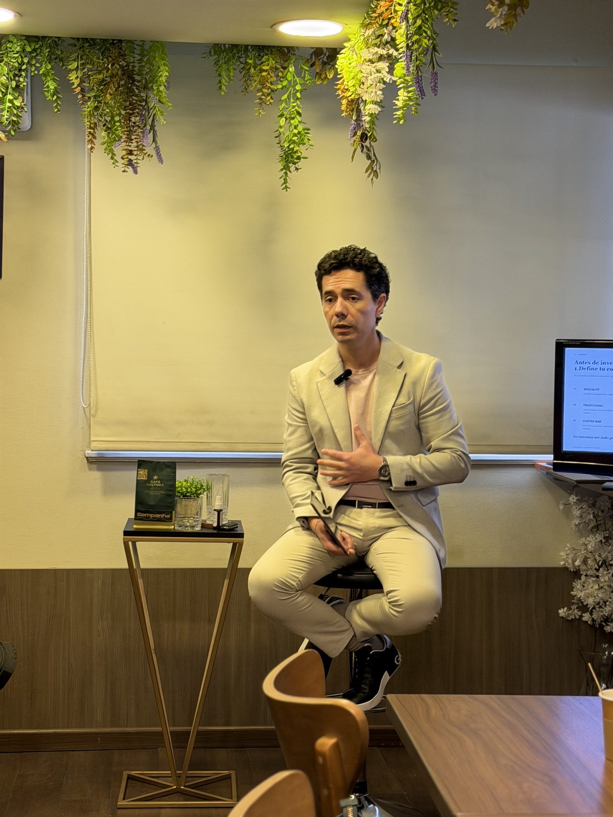 Oscar Riguer exponiendo durante la primera edición de la charla