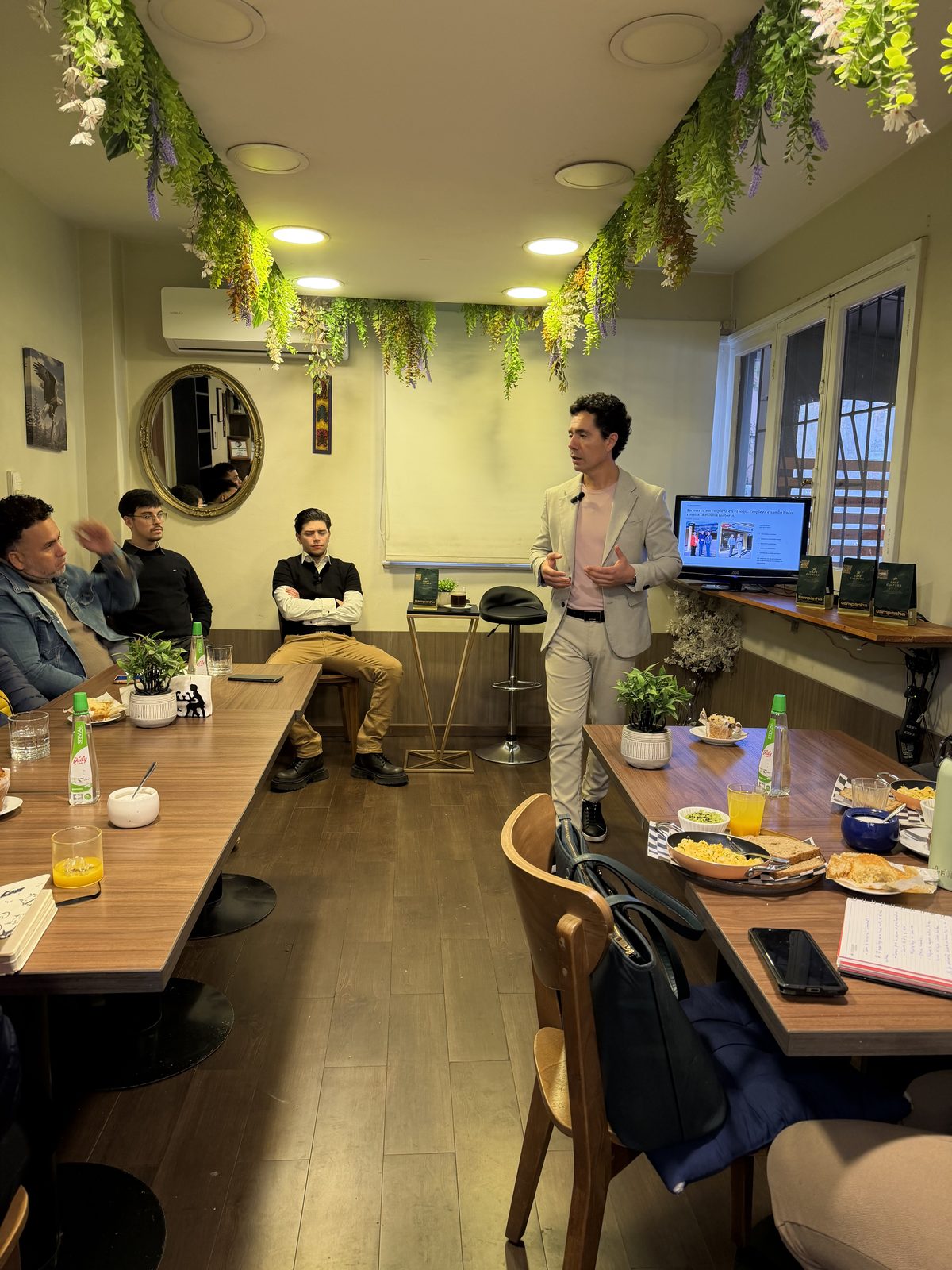 Asistentes durante la primera edición de la charla en Andinos Coffee