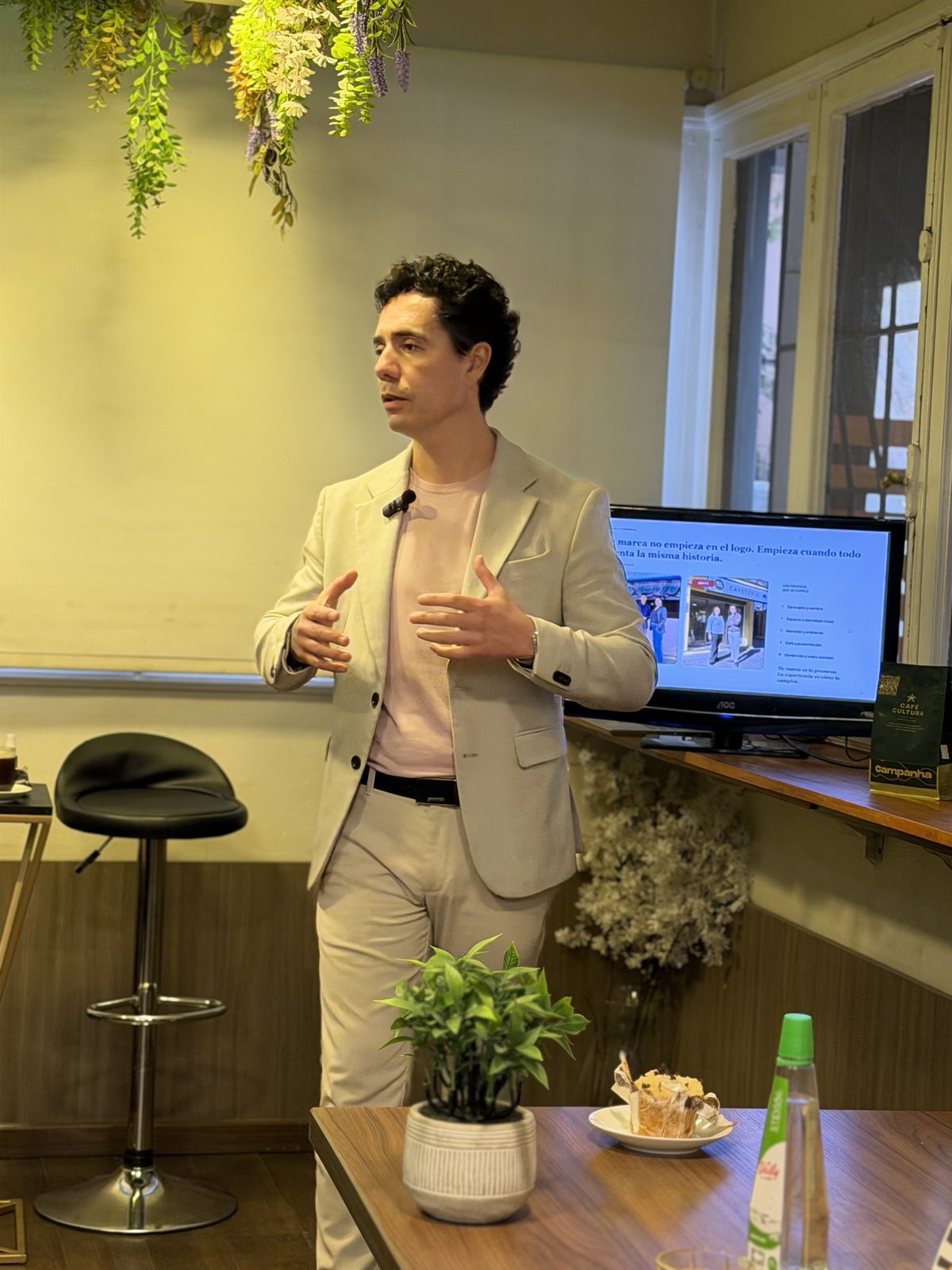 Oscar Riguer de pie presentando la charla en Andinos Coffee