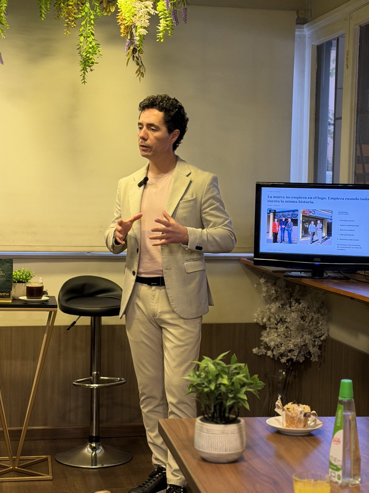 Oscar Riguer presentando la charla Mi primera cafetería en Andinos Coffee