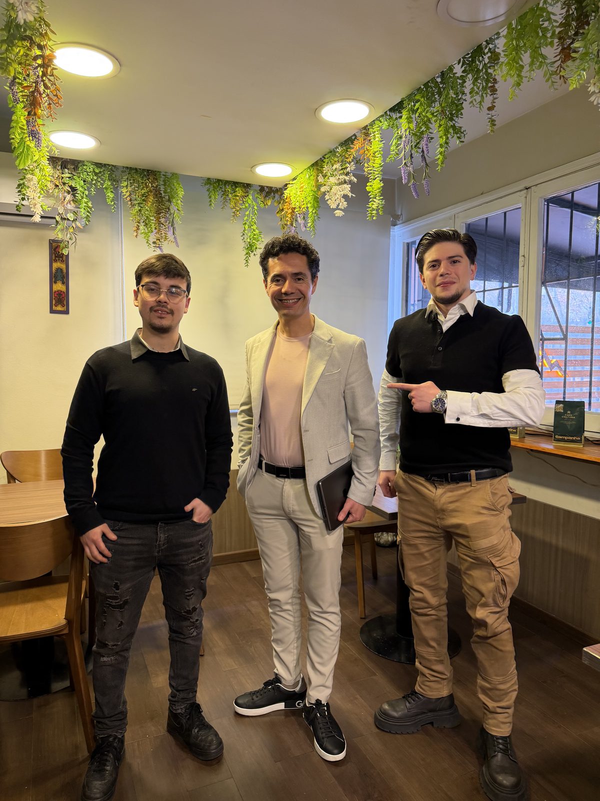 Oscar Riguer junto a asistentes al finalizar la charla