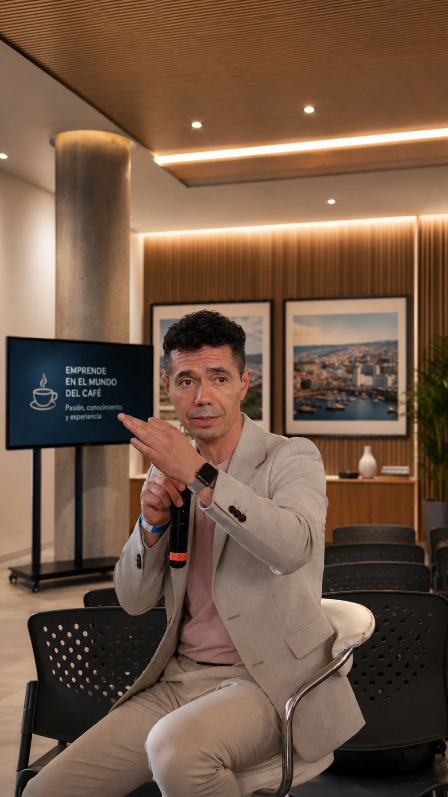 Oscar Riguer dando charla 'Emprende en el mundo del café — Pasión, conocimiento y experiencia'