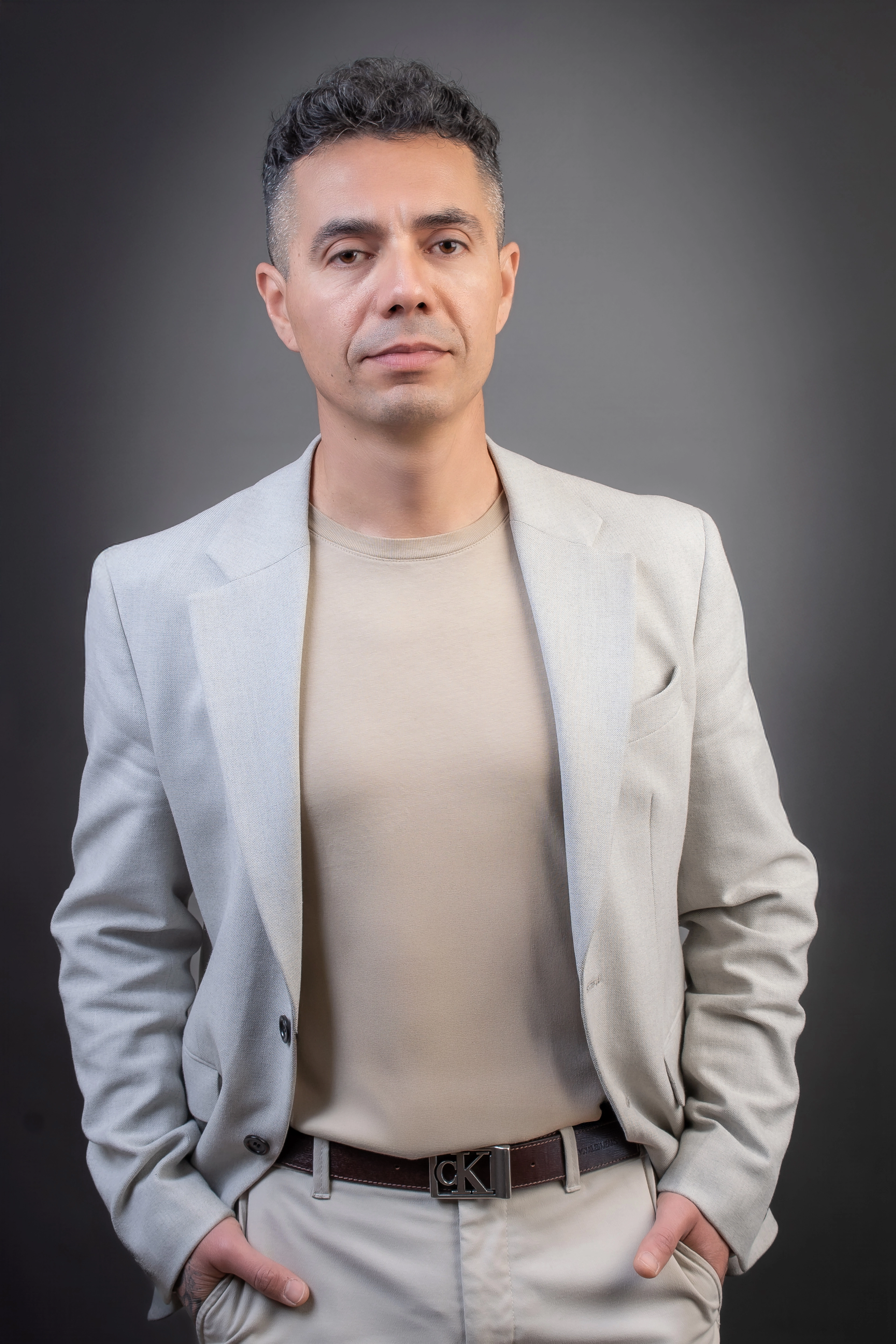 Retrato profesional de Oscar Riguer, consultor de negocios